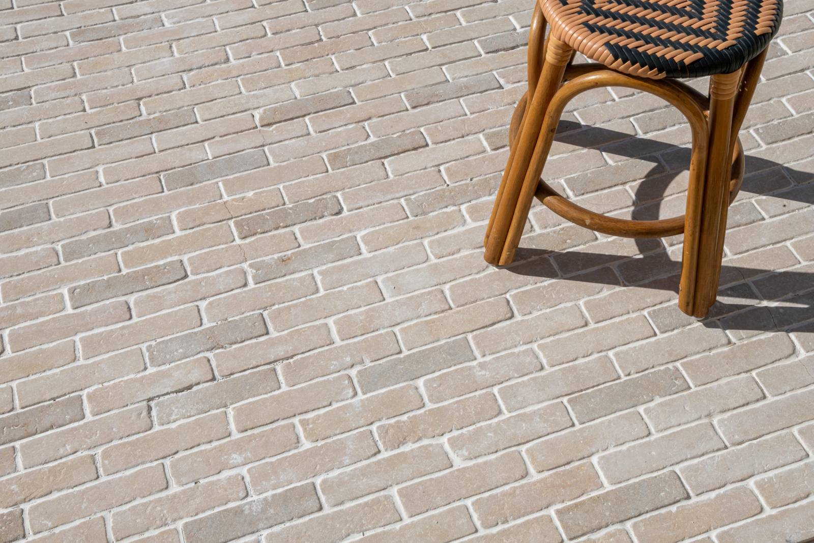 Beige natural stone cobbles from Morocco – Amazon Beige Ussé finish – sandy, creamy and golden tones inspired by Burgundy stone for premium outdoor terraces.