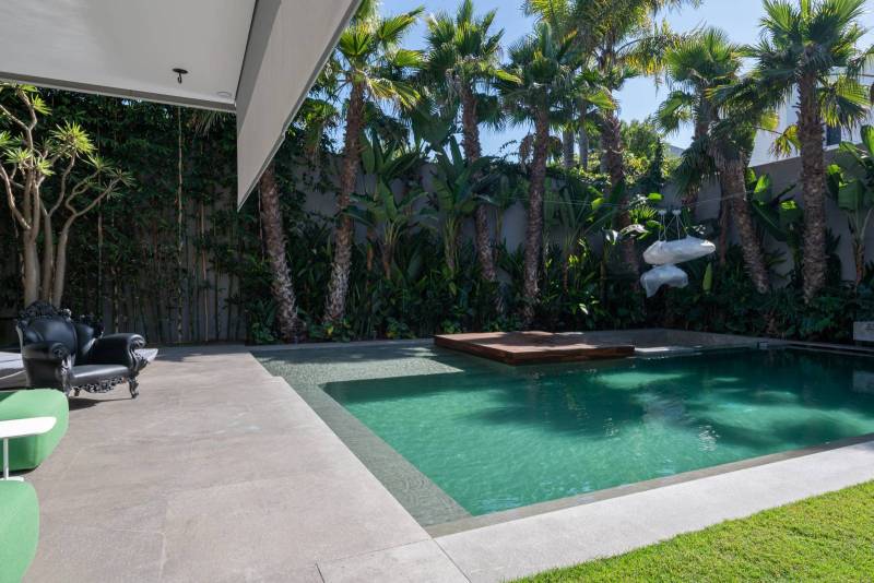 Edges and non-slip pool bottom in extremely resistant gray natural stone