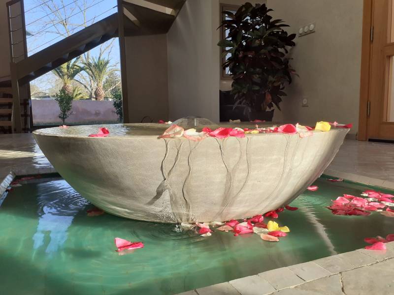 Natural limestone paving in Zola Beige sandblasted Clos Lucé finish in free lenghts format and fountain in Chablis cut from the massif in a superb residence in Rabat, Morocco.