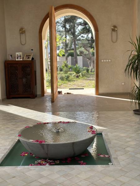 Natural limestone paving in Zola Beige sandblasted Clos Lucé finish in free lenghts format and fountain in Chablis cut from the massif in a superb residence in Rabat, Morocco.