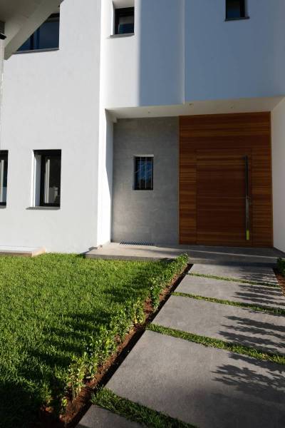 Natural stone Kahla gray flamed brushed: Facade in free band with multiple widths and entrance path in large plates