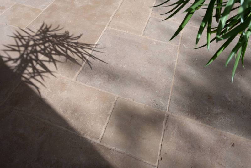 Paving with Antique Beige Amazon - A classic combination of Chablis and Zola Beige natural stones