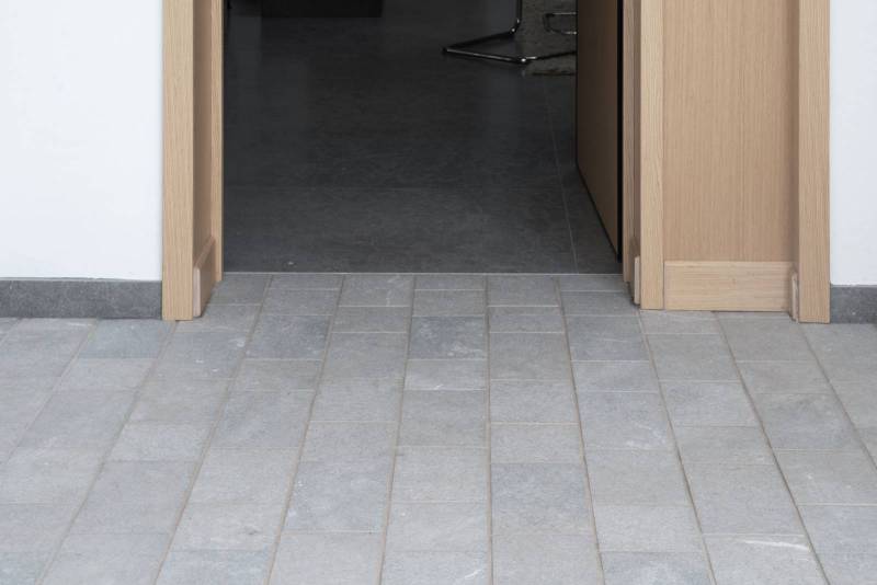 Flooring in ultra-resistant gray natural stone: Discover our pavers in a brushed flamed finish for a non-slip and elegant surface