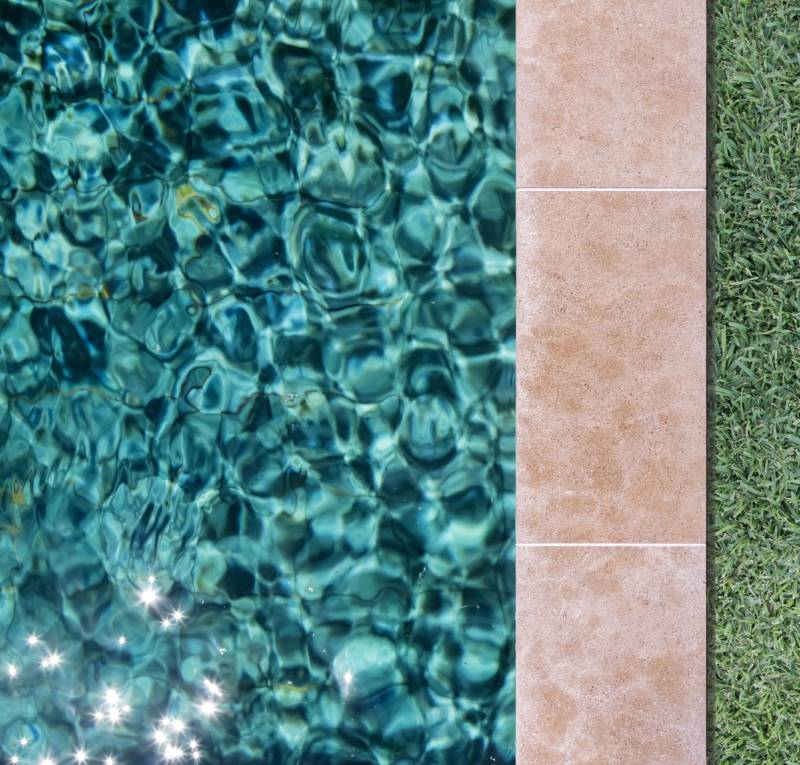 Rustic and modern look for your landscape : pool copings in highly resistant and waterproof natural beige stone at best price in Los Angeles, California