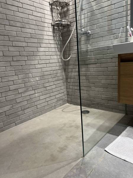 Walk-in shower tray and gray natural stone brick wall in Casablanca