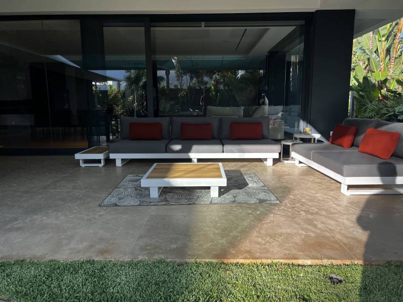 Terrace in very large format brushed beige Zola natural limestone slabs in an architect's house in Phoenix Arizona