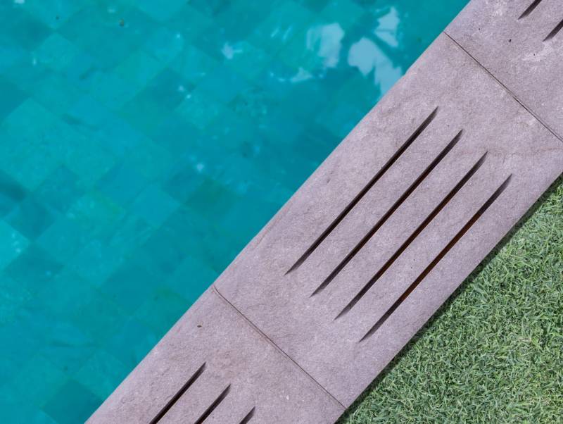 Want to find pool copings materials at great deal in Miami, Florida ? Explore our architectural project with highly resistant and waterproof natural gray stone
