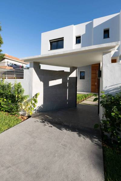 Natural stone Kahla gray flamed brushed: Facade in free band with multiple widths and entrance path in large plates