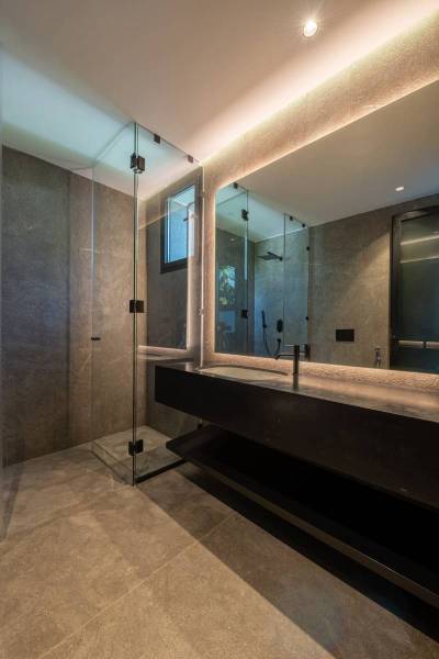 Floor and Wall Covering in Natural Stone non-slip Flamed-Brushed Finish for Modern Bathroom