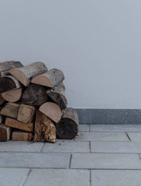 Flooring in ultra-resistant gray natural stone: Discover our pavers in a brushed flamed finish for a non-slip and elegant surface