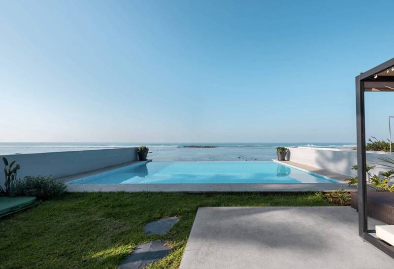 Custom-made giant pool copings in brushed flame gray Kahla natural limestone for a pool with skimmers