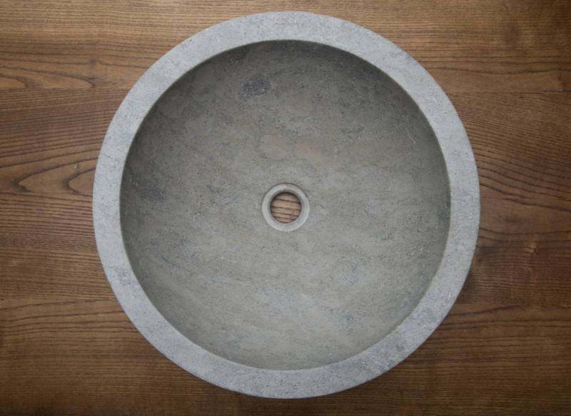Mineral and organic harmony in Rabat, Morocco: Basin and shelf in Avalon gray limestone natural stone with Clos Lucé brushed finish