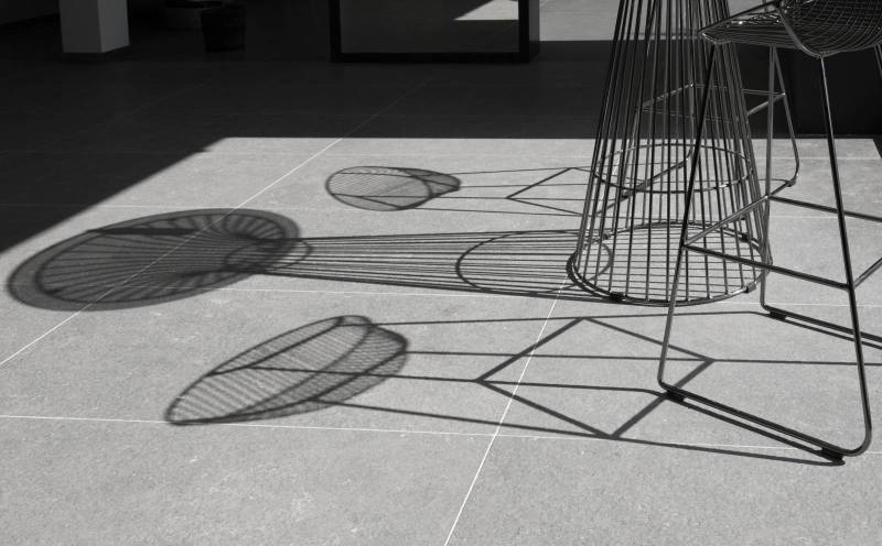 Showroom on the axis Rabat - Casablanca in Morocco - Natural stone slabs for outdoor terrace in non-slip hammered finish