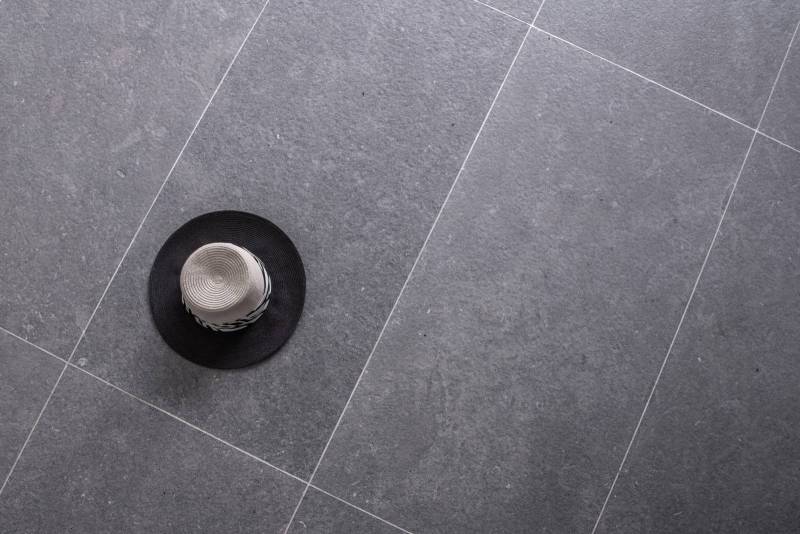 Showroom on the axis Rabat - Casablanca in Morocco - Natural stone slabs for outdoor terrace in non-slip hammered finish