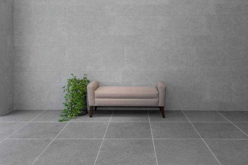 flooring in natural Kahla gray limestone from Morocco honed finish and wall in Avalon brushed Clos Lucé antique and aged