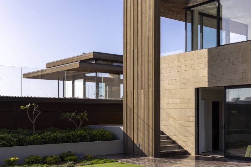 Majestic and warm facade in beige stone from the Moroccan Atlas in brushed finish for an exceptional house