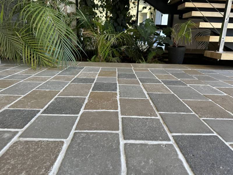 Terrace showroom Rabat: Dazzle your outdoor space with our collection of multicolored antique paving stones in natural limestone