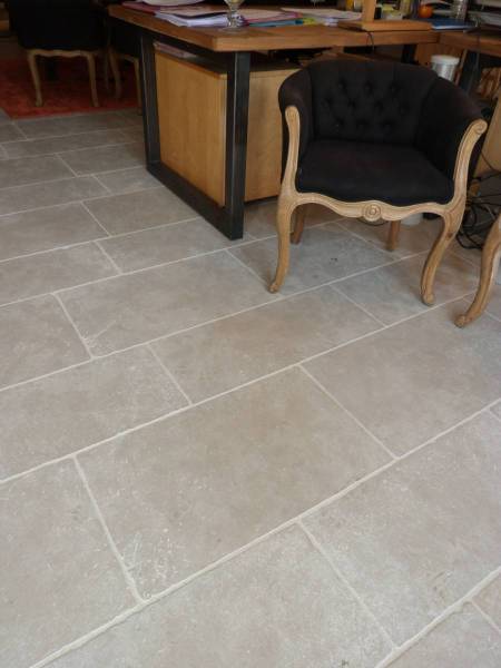 Immerse yourself in the world of beige and greige colors, with our Chablis stone in Ussé finish.