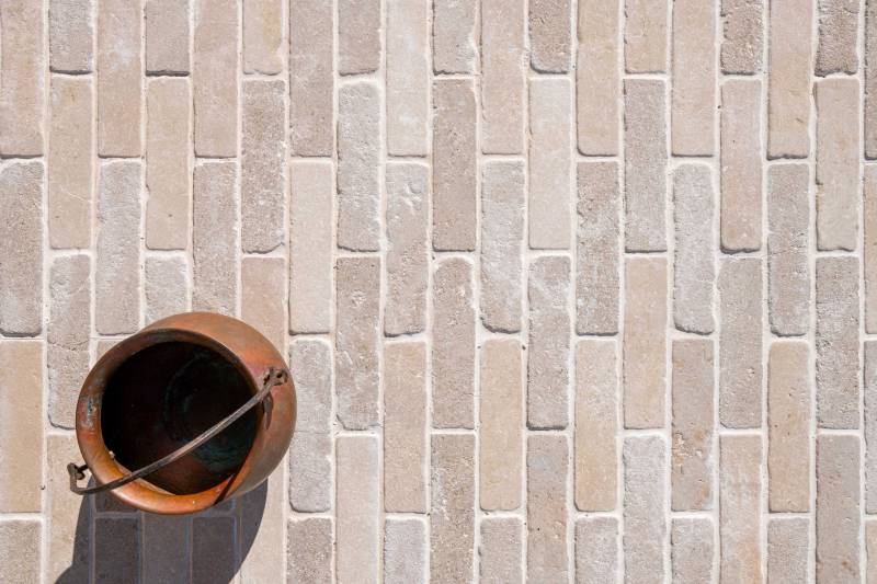 Beige natural stone cobbles from Morocco – Amazon Beige Ussé finish – sandy, creamy and golden tones inspired by Burgundy stone for premium outdoor terraces.