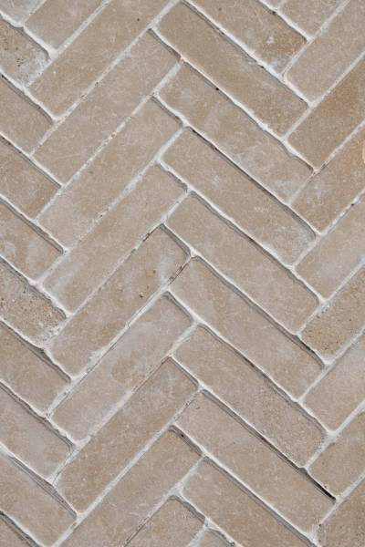 Chablis beige natural stone cobbles from Morocco in herringbone pattern – Ussé finish – Burgundy stone style for premium outdoor terrace.
