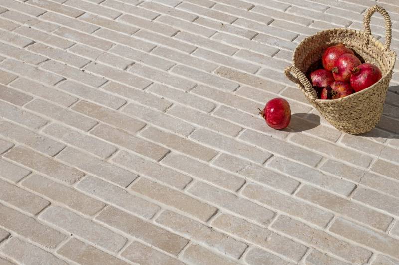 Chablis beige natural stone cobbles – linear staggered pattern – Burgundy limestone style terrace.