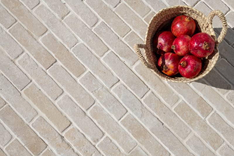 Outdoor paving in Chablis beige limestone – natural beige variations – aged finish.