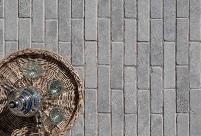 Avallon grey natural stone cobbles from Morocco – linear staggered pattern – grey limestone outdoor paving.