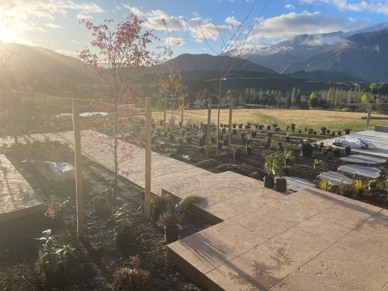 Outdoor flooring in natural stone with Zola Beige Gizeux Ussé paving on the terrace of a house in Dallas Texas