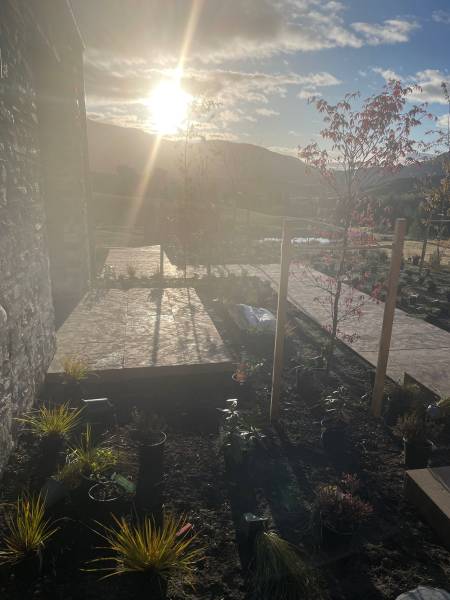 Outdoor flooring in natural stone with Zola Beige Gizeux Ussé paving on the terrace of a house in Dallas Texas