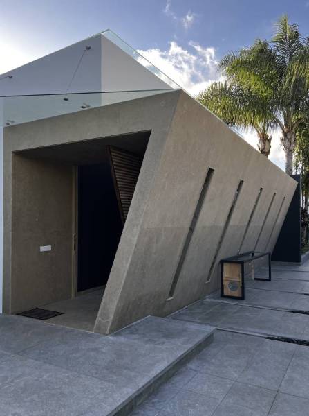 Minimalist facade coated in resistant and elegant natural stone in sandy color : high end architectural coatings at great deal in Orlando, Florida