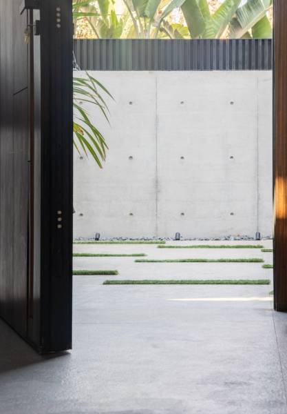 Exquisite architect’s house in Miami, Florida. Buy our natural gray limestone flooring and cladding in big slabs format at great value for your interior and exterior. Unmatched quality and price