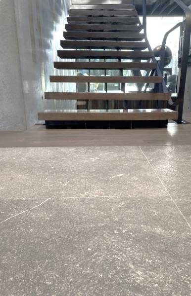 . Wonderful mansion in heart of Miami Florida with luxury stone and wood flooring. We sell the best stone slabs quality at good prices. Buy now your perfect flooring materials.