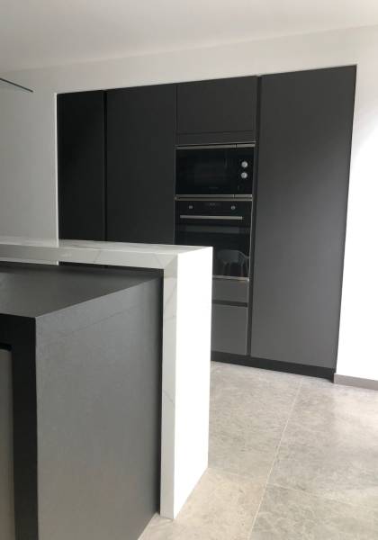 A beautiful minimalist kitchen with gray natural stone as floor cladding in Washington. Want to find the perfect floor cladding for a modern interior ? There you go