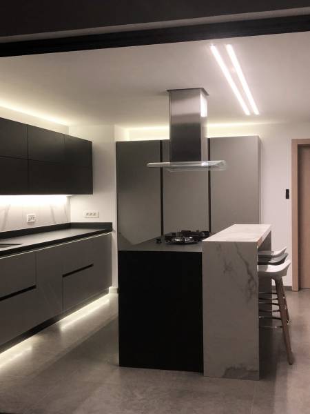 Wonderful minimalist kitchen in grey stone floor cladding in the United States at best quality and price. Want to find the perfect material for your kitchen ?