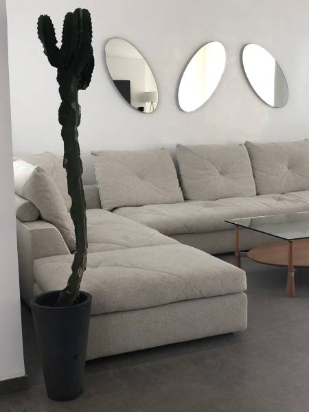 A beautiful modern living room with a gray natural stone floor cladding in Venice, near Los Angeles, California. Want to find the perfect stone for your interior ? You are in the right place