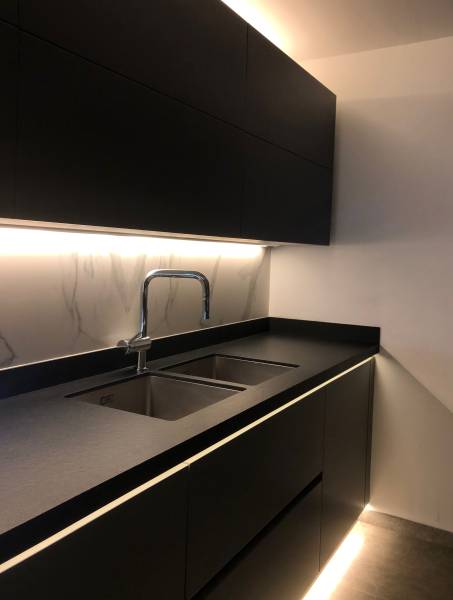 Best quality kitchen counter in our gray brushed limestone at best deal. Explore this Houston’s house in Texas and grasp the luxurious and modern feel of this timeless space.