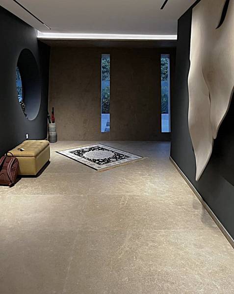 Big slabs of gray natural stone with subtle veining at great price : high end materials for architecture project in Miami, Florida